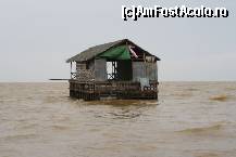 P08 [FEB-2012] ne apropiem de satul plutitor, se vad primele case...