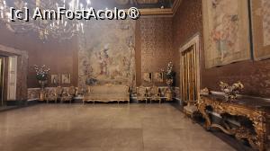 [P15] Mobilierul neo-rococo din cea de a treia antecamera a fost adus din camerele private ale regelui Umberto I si ale reginei Margarita, aflate la etajul al II-lea, cu ocazia restaurarilor de dupa razboi, impreuna cu tapiseriile, ceasul fliligranat si vasele. » foto by geani anto
 - 
<span class="allrVoted glyphicon glyphicon-heart hidden" id="av1408028"></span>
<a class="m-l-10 hidden" id="sv1408028" onclick="voting_Foto_DelVot(,1408028,5128)" role="button">șterge vot <span class="glyphicon glyphicon-remove"></span></a>
<a id="v91408028" class=" c-red"  onclick="voting_Foto_SetVot(1408028)" role="button"><span class="glyphicon glyphicon-heart-empty"></span> <b>LIKE</b> = Votează poza</a> <img class="hidden"  id="f1408028W9" src="/imagini/loader.gif" border="0" /><span class="AjErrMes hidden" id="e1408028ErM"></span>