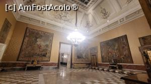 [P29] In <strong>Camera Garzilor,</strong> piesele de mobilier sunt din perioada lui Murat, in special taburetele cu picioare in forma de sabii incrucisate, ceasul avand o sculptura reprezentand Meditatia. » foto by geani anto
 - 
<span class="allrVoted glyphicon glyphicon-heart hidden" id="av1408042"></span>
<a class="m-l-10 hidden" id="sv1408042" onclick="voting_Foto_DelVot(,1408042,5128)" role="button">șterge vot <span class="glyphicon glyphicon-remove"></span></a>
<a id="v91408042" class=" c-red"  onclick="voting_Foto_SetVot(1408042)" role="button"><span class="glyphicon glyphicon-heart-empty"></span> <b>LIKE</b> = Votează poza</a> <img class="hidden"  id="f1408042W9" src="/imagini/loader.gif" border="0" /><span class="AjErrMes hidden" id="e1408042ErM"></span>