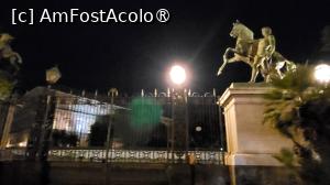 [P03] Poarta de fier cu sulite cu varf aurit a fost amenajata in timpul transformarilor din secolul al XIX-lea, de o parte si de alta a intrarii fiind 'Caii de bronz', doua statui ecvestre donate regelui Ferdinand al II-lea de catre tarul Nicolae I al Rusiei, in amintirea sederii sale la Napoli in 1845. » foto by geani anto
 - 
<span class="allrVoted glyphicon glyphicon-heart hidden" id="av1408016"></span>
<a class="m-l-10 hidden" id="sv1408016" onclick="voting_Foto_DelVot(,1408016,5128)" role="button">șterge vot <span class="glyphicon glyphicon-remove"></span></a>
<a id="v91408016" class=" c-red"  onclick="voting_Foto_SetVot(1408016)" role="button"><span class="glyphicon glyphicon-heart-empty"></span> <b>LIKE</b> = Votează poza</a> <img class="hidden"  id="f1408016W9" src="/imagini/loader.gif" border="0" /><span class="AjErrMes hidden" id="e1408016ErM"></span>