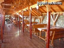 [P08] Interiorul restaurantului rustic. Mai exista un rand de mese si pe partea opusa » foto by urjanclaudiu
 - 
<span class="allrVoted glyphicon glyphicon-heart hidden" id="av227376"></span>
<a class="m-l-10 hidden" id="sv227376" onclick="voting_Foto_DelVot(,227376,5210)" role="button">șterge vot <span class="glyphicon glyphicon-remove"></span></a>
<a id="v9227376" class=" c-red"  onclick="voting_Foto_SetVot(227376)" role="button"><span class="glyphicon glyphicon-heart-empty"></span> <b>LIKE</b> = Votează poza</a> <img class="hidden"  id="f227376W9" src="/imagini/loader.gif" border="0" /><span class="AjErrMes hidden" id="e227376ErM"></span>