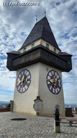 [P14] Noi am ajuns devreme la baza dealului, ora la care nu se deschisesera nici liftul, nici funicularul, astfel ca am urcat treptele pana sus, la Uhrturm sau Turnul cu Ceas, unul dintre cele mai recunoscute repere din Graz.  » foto by geani anto
 - 
<span class="allrVoted glyphicon glyphicon-heart hidden" id="av1412489"></span>
<a class="m-l-10 hidden" id="sv1412489" onclick="voting_Foto_DelVot(,1412489,5228)" role="button">șterge vot <span class="glyphicon glyphicon-remove"></span></a>
<a id="v91412489" class=" c-red"  onclick="voting_Foto_SetVot(1412489)" role="button"><span class="glyphicon glyphicon-heart-empty"></span> <b>LIKE</b> = Votează poza</a> <img class="hidden"  id="f1412489W9" src="/imagini/loader.gif" border="0" /><span class="AjErrMes hidden" id="e1412489ErM"></span>