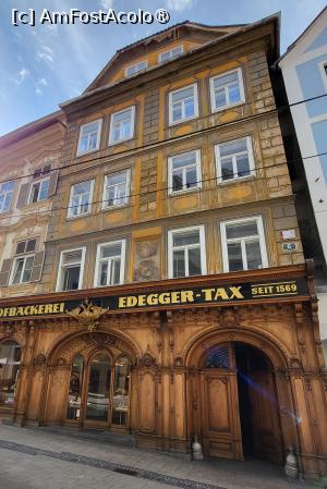 [P31] Hofbackerei Edegger-tax, cu fatada splendida din lemn, incununata cu un vultur bicefal aurit. Aceasta este brutaria Edegger –Tax, unde se pot gusta produse rafinate de cofetarie din epoca imperiala, cum ar fi biscuitii Sissibusserl sau Kaiserzwieback.  » foto by geani anto
 - 
<span class="allrVoted glyphicon glyphicon-heart hidden" id="av1412506"></span>
<a class="m-l-10 hidden" id="sv1412506" onclick="voting_Foto_DelVot(,1412506,5228)" role="button">șterge vot <span class="glyphicon glyphicon-remove"></span></a>
<a id="v91412506" class=" c-red"  onclick="voting_Foto_SetVot(1412506)" role="button"><span class="glyphicon glyphicon-heart-empty"></span> <b>LIKE</b> = Votează poza</a> <img class="hidden"  id="f1412506W9" src="/imagini/loader.gif" border="0" /><span class="AjErrMes hidden" id="e1412506ErM"></span>