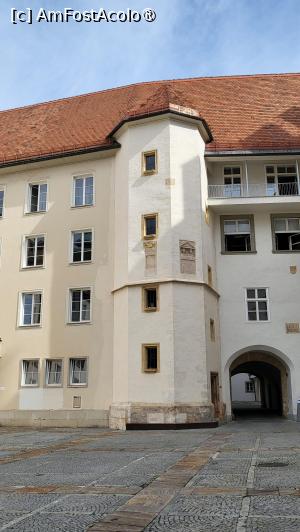 [P36] Castelul Graz (Eggenberg) sau Burg. La origine, acesta a fost o fortareata imperiala foarte mare, ridicata in sec. al XV-lea. Burgul din Graz, sediul oficial al guvernului regional, este o adevarata bijuterie. Secole de reconstructie au adus elemente interesante ale epocii gotice si renascentiste. I » foto by geani anto
 - 
<span class="allrVoted glyphicon glyphicon-heart hidden" id="av1412511"></span>
<a class="m-l-10 hidden" id="sv1412511" onclick="voting_Foto_DelVot(,1412511,5228)" role="button">șterge vot <span class="glyphicon glyphicon-remove"></span></a>
<a id="v91412511" class=" c-red"  onclick="voting_Foto_SetVot(1412511)" role="button"><span class="glyphicon glyphicon-heart-empty"></span> <b>LIKE</b> = Votează poza</a> <img class="hidden"  id="f1412511W9" src="/imagini/loader.gif" border="0" /><span class="AjErrMes hidden" id="e1412511ErM"></span>