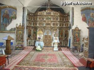 [P06] Mănăstirea Barbu - Pereții sunt reparați, însă pictura nu este restaurată. În fundal se observă catapeteasma realizată în lemn și suflată cu bronz.  » foto by Floryn81
 - 
<span class="allrVoted glyphicon glyphicon-heart hidden" id="av605031"></span>
<a class="m-l-10 hidden" id="sv605031" onclick="voting_Foto_DelVot(,605031,5439)" role="button">șterge vot <span class="glyphicon glyphicon-remove"></span></a>
<a id="v9605031" class=" c-red"  onclick="voting_Foto_SetVot(605031)" role="button"><span class="glyphicon glyphicon-heart-empty"></span> <b>LIKE</b> = Votează poza</a> <img class="hidden"  id="f605031W9" src="/imagini/loader.gif" border="0" /><span class="AjErrMes hidden" id="e605031ErM"></span>