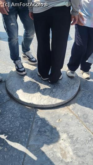 [P31] In centrul Altarului Circular se afla Piatra Inimii Raiului, o piatra rotunda care este ridicata fata de celelalte pietre. Daca stai pe ea si strigi sau bati, vocea ta va deveni deosebit de rezonanta si sonora. In cele mai vechi timpuri, la Ceremonia de Inchinare a Cerului, ofiterul care efectua ritualul statea pe piatra pentru a citi, iar sunetul zguduitor parea ca ajunge la cer. Piatra centrala este inconjurata de 9 pietre in primul inel, 18 in al doilea si pana la 81, in inelul 9, simbolizand cele 9 ceruri. » foto by geani anto
 - 
<span class="allrVoted glyphicon glyphicon-heart hidden" id="av1491100"></span>
<a class="m-l-10 hidden" id="sv1491100" onclick="voting_Foto_DelVot(,1491100,5458)" role="button">șterge vot <span class="glyphicon glyphicon-remove"></span></a>
<a id="v91491100" class=" c-red"  onclick="voting_Foto_SetVot(1491100)" role="button"><span class="glyphicon glyphicon-heart-empty"></span> <b>LIKE</b> = Votează poza</a> <img class="hidden"  id="f1491100W9" src="/imagini/loader.gif" border="0" /><span class="AjErrMes hidden" id="e1491100ErM"></span>