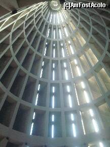 P09 [NOV-2010] Cupola magnifica, cuprinde intreaga biserica interioara si contribuie la creearea sentimentului ca ruga are cale libera spre inaltare.