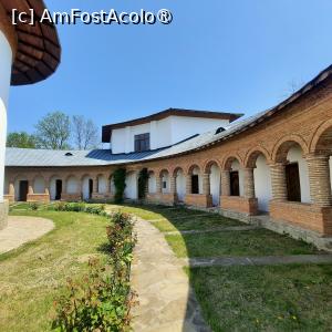 P11 [APR-2024] Mănăstirea Glavacioc Argeș, Chilii cu cerdacul din cărămidă netencuită, m-am urcat în clădirea albă de deasupra chiliilor