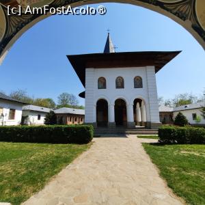 P06 [APR-2024] Mănăstirea Glavacioc Argeș, Biserica, Fațada vestică, Intrarea în Pridvor, se văd și clădirile înconjurătoare...