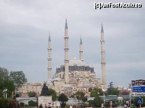 P02 [MAY-2015] Moscheea Selimiye - in fata, statuia arhitectului Mimar Sinan