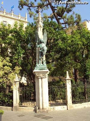 [P50] Mică statuetă în Plaza de la Virgen; în fundal, Palau de la Generalitat.  » foto by Carmen Ion
 - 
<span class="allrVoted glyphicon glyphicon-heart hidden" id="av649497"></span>
<a class="m-l-10 hidden" id="sv649497" onclick="voting_Foto_DelVot(,649497,5604)" role="button">șterge vot <span class="glyphicon glyphicon-remove"></span></a>
<a id="v9649497" class=" c-red"  onclick="voting_Foto_SetVot(649497)" role="button"><span class="glyphicon glyphicon-heart-empty"></span> <b>LIKE</b> = Votează poza</a> <img class="hidden"  id="f649497W9" src="/imagini/loader.gif" border="0" /><span class="AjErrMes hidden" id="e649497ErM"></span>