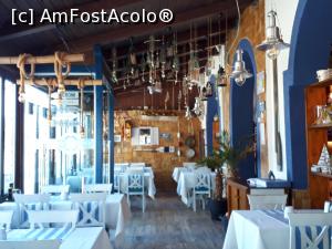 P02 [FEB-2020] Restaurantul Blue Acqua din Mamaia. Interiorul alb-albastru, cald ca o zi insorita de vacanta. 