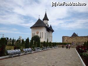 [P18] Mănăstirea Hadâmbu: Biserica ”Acoperământul Maicii Domnului” și o parte din zidul vechii mănăstiri, văzute dinspre arhondaric.  » foto by mariana.olaru
 - 
<span class="allrVoted glyphicon glyphicon-heart hidden" id="av409492"></span>
<a class="m-l-10 hidden" id="sv409492" onclick="voting_Foto_DelVot(,409492,5727)" role="button">șterge vot <span class="glyphicon glyphicon-remove"></span></a>
<a id="v9409492" class=" c-red"  onclick="voting_Foto_SetVot(409492)" role="button"><span class="glyphicon glyphicon-heart-empty"></span> <b>LIKE</b> = Votează poza</a> <img class="hidden"  id="f409492W9" src="/imagini/loader.gif" border="0" /><span class="AjErrMes hidden" id="e409492ErM"></span>