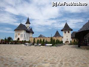 [P20] Mănăstirea Hadâmbu: Biserica ”Acoperământul Maicii Domnului”, zidul vechii mănăstiri și clopotnița medievală » foto by mariana.olaru
 - 
<span class="allrVoted glyphicon glyphicon-heart hidden" id="av409502"></span>
<a class="m-l-10 hidden" id="sv409502" onclick="voting_Foto_DelVot(,409502,5727)" role="button">șterge vot <span class="glyphicon glyphicon-remove"></span></a>
<a id="v9409502" class=" c-red"  onclick="voting_Foto_SetVot(409502)" role="button"><span class="glyphicon glyphicon-heart-empty"></span> <b>LIKE</b> = Votează poza</a> <img class="hidden"  id="f409502W9" src="/imagini/loader.gif" border="0" /><span class="AjErrMes hidden" id="e409502ErM"></span>