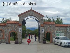 [P57] Lacul Ohrid, Intrarea principală în zona Mănăstirii Sf. Naum și marea parcare pentru mașini, noi am venit din altă parte, din zona portului » foto by mprofeanu
 - 
<span class="allrVoted glyphicon glyphicon-heart hidden" id="av1541607"></span>
<a class="m-l-10 hidden" id="sv1541607" onclick="voting_Foto_DelVot(,1541607,5763)" role="button">șterge vot <span class="glyphicon glyphicon-remove"></span></a>
<a id="v91541607" class=" c-red"  onclick="voting_Foto_SetVot(1541607)" role="button"><span class="glyphicon glyphicon-heart-empty"></span> <b>LIKE</b> = Votează poza</a> <img class="hidden"  id="f1541607W9" src="/imagini/loader.gif" border="0" /><span class="AjErrMes hidden" id="e1541607ErM"></span>
