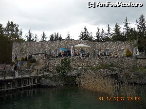 P03 [MAY-2015] Lacul Ohrid- Golful Oaselor. Cladirea ce adaposteste artefacte descoperite pe fundul lacului si cafeneaua cu vedere spre lacul Ohrid. 