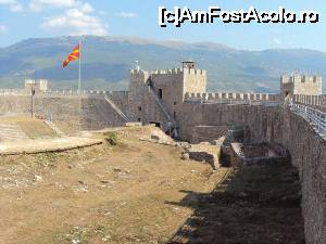 [P25] 25. O parte a zonei de sud a incintei cu turnul de la intrare și câteva ruine lângă zid. În partea stângă se vede și o parte din rezervorul de apă.  » foto by msnd
 - 
<span class="allrVoted glyphicon glyphicon-heart hidden" id="av686550"></span>
<a class="m-l-10 hidden" id="sv686550" onclick="voting_Foto_DelVot(,686550,5763)" role="button">șterge vot <span class="glyphicon glyphicon-remove"></span></a>
<a id="v9686550" class=" c-red"  onclick="voting_Foto_SetVot(686550)" role="button"><span class="glyphicon glyphicon-heart-empty"></span> <b>LIKE</b> = Votează poza</a> <img class="hidden"  id="f686550W9" src="/imagini/loader.gif" border="0" /><span class="AjErrMes hidden" id="e686550ErM"></span>