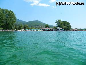 P11 [JUL-2015] Plaja din Ohrid, amenajata pe iarba. 