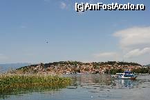 P25 [MAY-2010] Ambarcatiune pe lacul Ohrid.Pe fundal ...Ohrid, orasul vechi.