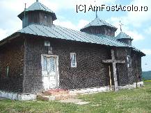 [P22] Mănăstirea Mălineşti -- 
Bisericuţa de lemn, cu ferestre mici, te îndeamnă să îi treci pragul, mai ales că străjeri îi sînt Sfinţii Arhangheli Mihail şi Gavril. Încadramentul uşii de la intrare este simplu şi neornamentat. Pe bîrna lui transversală este săpată în lemn o însemnare cu cifre arabe şi litere chirilice: 1826 april 30. Gheorghe Teodor. În interior sînt bîrne şi sfeşnicele de lemn, ale căror capete sculptate parcă vorbesc. Icoanele vechi aduc cu ele unda de mister necesară pocăinţei. Ţi se lipeşte de retină imaginea Mîntuitorului, a Sfintei Ana, a sfinţilor Haralambie şi Mina, care, eşti convins că te ascultă şi te văd. Pe aleea ce duce spre inima mănăstirii se află construcţia mare, elegantă, impunătoare, a bisericii noi, cu hramul Sfintei Parascheva. Întreg complexul monahal are protectoare pe Maica Domnului si Sfîntul ei Acoperămînt. » foto by lilu_nela
 - 
<span class="allrVoted glyphicon glyphicon-heart hidden" id="av80918"></span>
<a class="m-l-10 hidden" id="sv80918" onclick="voting_Foto_DelVot(,80918,5873)" role="button">șterge vot <span class="glyphicon glyphicon-remove"></span></a>
<a id="v980918" class=" c-red"  onclick="voting_Foto_SetVot(80918)" role="button"><span class="glyphicon glyphicon-heart-empty"></span> <b>LIKE</b> = Votează poza</a> <img class="hidden"  id="f80918W9" src="/imagini/loader.gif" border="0" /><span class="AjErrMes hidden" id="e80918ErM"></span>