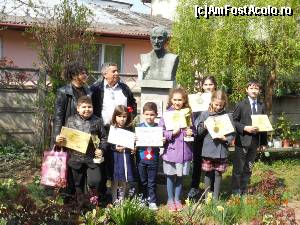 [P27] Casa memorială George Bacovia - Laureaţii Concursului Naţional de interpretare vocal - instrumentală 'Strune de Aur' lângă bustul poetului.  » foto by iulianic
 - 
<span class="allrVoted glyphicon glyphicon-heart hidden" id="av502857"></span>
<a class="m-l-10 hidden" id="sv502857" onclick="voting_Foto_DelVot(,502857,5895)" role="button">șterge vot <span class="glyphicon glyphicon-remove"></span></a>
<a id="v9502857" class=" c-red"  onclick="voting_Foto_SetVot(502857)" role="button"><span class="glyphicon glyphicon-heart-empty"></span> <b>LIKE</b> = Votează poza</a> <img class="hidden"  id="f502857W9" src="/imagini/loader.gif" border="0" /><span class="AjErrMes hidden" id="e502857ErM"></span>