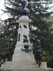 P06 [APR-2013] Bustul Împăratului Traian, monument ridicat în anul 1906, ce amintește de originea romană a poporului nostru. 