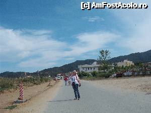 P63 [MAY-2013] Plaja nu era amenajata inca desi toate vilele din Sarti Nou erau pregatite pt a primi turistii. 