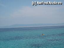P35 [JUN-2010] un caiac in zare pe apele linistite din zona plajei Portokali