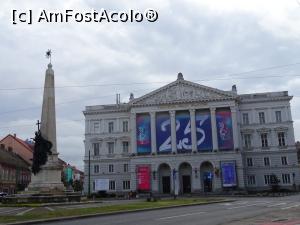 [P04] Peisaj urban în Arad: Teatrul și statuia „Sf. Treime”.  » foto by tata123 🔱
 - 
<span class="allrVoted glyphicon glyphicon-heart hidden" id="av1131681"></span>
<a class="m-l-10 hidden" id="sv1131681" onclick="voting_Foto_DelVot(,1131681,5949)" role="button">șterge vot <span class="glyphicon glyphicon-remove"></span></a>
<a id="v91131681" class=" c-red"  onclick="voting_Foto_SetVot(1131681)" role="button"><span class="glyphicon glyphicon-heart-empty"></span> <b>LIKE</b> = Votează poza</a> <img class="hidden"  id="f1131681W9" src="/imagini/loader.gif" border="0" /><span class="AjErrMes hidden" id="e1131681ErM"></span>