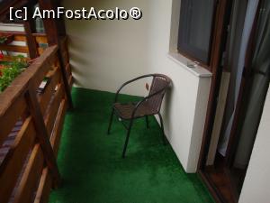 [P23] O parte din balconul camerei noastre; noi am scos aici măsuța din cameră și seara am instalat laptopul, profitând de priza existentă în balcon.  » foto by Floryn81
 - 
<span class="allrVoted glyphicon glyphicon-heart hidden" id="av755178"></span>
<a class="m-l-10 hidden" id="sv755178" onclick="voting_Foto_DelVot(,755178,6008)" role="button">șterge vot <span class="glyphicon glyphicon-remove"></span></a>
<a id="v9755178" class=" c-red"  onclick="voting_Foto_SetVot(755178)" role="button"><span class="glyphicon glyphicon-heart-empty"></span> <b>LIKE</b> = Votează poza</a> <img class="hidden"  id="f755178W9" src="/imagini/loader.gif" border="0" /><span class="AjErrMes hidden" id="e755178ErM"></span>