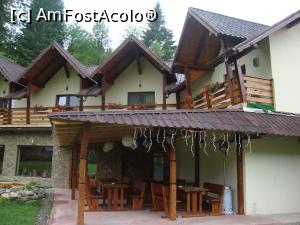 [P26] În imagine se observă terasa exterioară a restaurantului; deasupra, în partea dreaptă, se află balconul camerei unde am fost cazați noi.  » foto by Floryn81
 - 
<span class="allrVoted glyphicon glyphicon-heart hidden" id="av755181"></span>
<a class="m-l-10 hidden" id="sv755181" onclick="voting_Foto_DelVot(,755181,6008)" role="button">șterge vot <span class="glyphicon glyphicon-remove"></span></a>
<a id="v9755181" class=" c-red"  onclick="voting_Foto_SetVot(755181)" role="button"><span class="glyphicon glyphicon-heart-empty"></span> <b>LIKE</b> = Votează poza</a> <img class="hidden"  id="f755181W9" src="/imagini/loader.gif" border="0" /><span class="AjErrMes hidden" id="e755181ErM"></span>