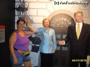 [P15] Mme Tussauds cu familia Clinton » foto by delia58
 - 
<span class="allrVoted glyphicon glyphicon-heart hidden" id="av520311"></span>
<a class="m-l-10 hidden" id="sv520311" onclick="voting_Foto_DelVot(,520311,6029)" role="button">șterge vot <span class="glyphicon glyphicon-remove"></span></a>
<a id="v9520311" class=" c-red"  onclick="voting_Foto_SetVot(520311)" role="button"><span class="glyphicon glyphicon-heart-empty"></span> <b>LIKE</b> = Votează poza</a> <img class="hidden"  id="f520311W9" src="/imagini/loader.gif" border="0" /><span class="AjErrMes hidden" id="e520311ErM"></span>