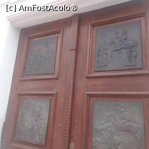 [P11] Biserica Sfântul Ladislau din Oradea, în Piața Unirii, ușa » foto by Mioritik
 - 
<span class="allrVoted glyphicon glyphicon-heart hidden" id="av1395541"></span>
<a class="m-l-10 hidden" id="sv1395541" onclick="voting_Foto_DelVot(,1395541,6032)" role="button">șterge vot <span class="glyphicon glyphicon-remove"></span></a>
<a id="v91395541" class=" c-red"  onclick="voting_Foto_SetVot(1395541)" role="button"><span class="glyphicon glyphicon-heart-empty"></span> <b>LIKE</b> = Votează poza</a> <img class="hidden"  id="f1395541W9" src="/imagini/loader.gif" border="0" /><span class="AjErrMes hidden" id="e1395541ErM"></span>