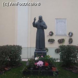 [P14] Biserica Sfântul Ladislau din Oradea, în Piața Unirii, Padre Pio » foto by Mioritik
 - 
<span class="allrVoted glyphicon glyphicon-heart hidden" id="av1395544"></span>
<a class="m-l-10 hidden" id="sv1395544" onclick="voting_Foto_DelVot(,1395544,6032)" role="button">șterge vot <span class="glyphicon glyphicon-remove"></span></a>
<a id="v91395544" class=" c-red"  onclick="voting_Foto_SetVot(1395544)" role="button"><span class="glyphicon glyphicon-heart-empty"></span> <b>LIKE</b> = Votează poza</a> <img class="hidden"  id="f1395544W9" src="/imagini/loader.gif" border="0" /><span class="AjErrMes hidden" id="e1395544ErM"></span>