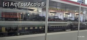 [P43] 43. Pe marginea sălii sunt mai multe vitrine cu alte machete de locomotive și vagoane. » foto by msnd
 - 
<span class="allrVoted glyphicon glyphicon-heart hidden" id="av1536853"></span>
<a class="m-l-10 hidden" id="sv1536853" onclick="voting_Foto_DelVot(,1536853,6042)" role="button">șterge vot <span class="glyphicon glyphicon-remove"></span></a>
<a id="v91536853" class=" c-red"  onclick="voting_Foto_SetVot(1536853)" role="button"><span class="glyphicon glyphicon-heart-empty"></span> <b>LIKE</b> = Votează poza</a> <img class="hidden"  id="f1536853W9" src="/imagini/loader.gif" border="0" /><span class="AjErrMes hidden" id="e1536853ErM"></span>