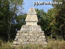 [P02] În Pasul Oituz am trecut pe lângă un monument ridicat în 1899 în amintirea împărătesei Elisabeta a Austriei, cunoscută și sub numele de Sisi.  » foto by Floryn81
 - 
<span class="allrVoted glyphicon glyphicon-heart hidden" id="av427147"></span>
<a class="m-l-10 hidden" id="sv427147" onclick="voting_Foto_DelVot(,427147,6086)" role="button">șterge vot <span class="glyphicon glyphicon-remove"></span></a>
<a id="v9427147" class=" c-red"  onclick="voting_Foto_SetVot(427147)" role="button"><span class="glyphicon glyphicon-heart-empty"></span> <b>LIKE</b> = Votează poza</a> <img class="hidden"  id="f427147W9" src="/imagini/loader.gif" border="0" /><span class="AjErrMes hidden" id="e427147ErM"></span>
