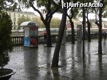 [P18] Podul 'Pont de Pedra' (dupa copaci), unul dintre cele mai vechi, e intesat de tarabe. Probabil ca acum aveau tinuta de iarna. De pe acest pod, pleaca trenuletul turistic. Eu nu l-am vazut. » foto by TraianS
 - 
<span class="allrVoted glyphicon glyphicon-heart hidden" id="av275593"></span>
<a class="m-l-10 hidden" id="sv275593" onclick="voting_Foto_DelVot(,275593,6115)" role="button">șterge vot <span class="glyphicon glyphicon-remove"></span></a>
<a id="v9275593" class=" c-red"  onclick="voting_Foto_SetVot(275593)" role="button"><span class="glyphicon glyphicon-heart-empty"></span> <b>LIKE</b> = Votează poza</a> <img class="hidden"  id="f275593W9" src="/imagini/loader.gif" border="0" /><span class="AjErrMes hidden" id="e275593ErM"></span>