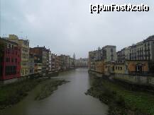 [P19] Girona vazuta de pe Pont de Pedra. In dreapta se distinge turnul Catedralei, in stanga turnul Sant Feliu. Folositi-le ca reper. Tot de aici incepe si ''Rambla de Libertat' - strada de shopping a Gironei. » foto by TraianS
 - 
<span class="allrVoted glyphicon glyphicon-heart hidden" id="av275594"></span>
<a class="m-l-10 hidden" id="sv275594" onclick="voting_Foto_DelVot(,275594,6115)" role="button">șterge vot <span class="glyphicon glyphicon-remove"></span></a>
<a id="v9275594" class=" c-red"  onclick="voting_Foto_SetVot(275594)" role="button"><span class="glyphicon glyphicon-heart-empty"></span> <b>LIKE</b> = Votează poza</a> <img class="hidden"  id="f275594W9" src="/imagini/loader.gif" border="0" /><span class="AjErrMes hidden" id="e275594ErM"></span>