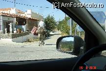 P11 [AUG-2008] E ulita unui sat din Creta. Priviti cele 3 elemente: turistul si magarul lui, grecul si magarul lui, Afrodita aratandu-i ceva grecului...