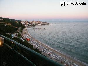 P02 [JUL-2012] plaja vazuta de la nivelul receptiei: in stanga se poate vedea piscina, iar in departare statiunea Elenite