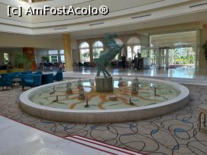 P04 [JUN-2019] Un hotel pe gustul meu - Lobby-ul; în dreapta intrării se vede scanerul pentru bagaje