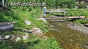 [P08] Puntea, podul şi stânca (în dreapta) la intrarea în chei. În partea stângă se vede izvorul carstic captat (apa curge prin ţeavă)  » foto by Lucien
 - 
<span class="allrVoted glyphicon glyphicon-heart hidden" id="av836989"></span>
<a class="m-l-10 hidden" id="sv836989" onclick="voting_Foto_DelVot(,836989,6227)" role="button">șterge vot <span class="glyphicon glyphicon-remove"></span></a>
<a id="v9836989" class=" c-red"  onclick="voting_Foto_SetVot(836989)" role="button"><span class="glyphicon glyphicon-heart-empty"></span> <b>LIKE</b> = Votează poza</a> <img class="hidden"  id="f836989W9" src="/imagini/loader.gif" border="0" /><span class="AjErrMes hidden" id="e836989ErM"></span>