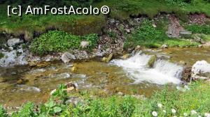 [P09] Pârâul Lucava. Pe malul drept (dincolo de pârâu) în partea dreaptă se vede izvorul carstic cu apă potabilă, captat în inele de beton, iar în partea stângă (pata albicioasă) izvorul sulfuros necaptat » foto by Lucien
 - 
<span class="allrVoted glyphicon glyphicon-heart hidden" id="av836990"></span>
<a class="m-l-10 hidden" id="sv836990" onclick="voting_Foto_DelVot(,836990,6227)" role="button">șterge vot <span class="glyphicon glyphicon-remove"></span></a>
<a id="v9836990" class=" c-red"  onclick="voting_Foto_SetVot(836990)" role="button"><span class="glyphicon glyphicon-heart-empty"></span> <b>LIKE</b> = Votează poza</a> <img class="hidden"  id="f836990W9" src="/imagini/loader.gif" border="0" /><span class="AjErrMes hidden" id="e836990ErM"></span>