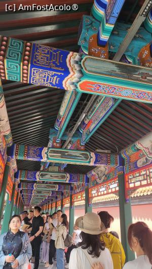 [P15] Acest coridor lung de 728 de metri este, de asemenea, cel mai lung coridor din gradinile clasice chinezesti. Ca o panglica, leaga atractiile raspandite de-a lungul zonei de la poalele Dealului Longevity, oferind o vedere larga a lacului si a dealului, cu pavilioane rafinate. Interesante sunt cele 14.000 de picturi colorate ale grinzilor, vopseaua protejand structurile din lemn de distrugerea de catre insecte, ploaie, vant si lumina soarelui. Datorita lungimii si abundentei de picturi colorate, Long Gallery a fost inclusa in Cartea Recordurilor Guinness la inceputul anilor 1900. » foto by geani anto
 - 
<span class="allrVoted glyphicon glyphicon-heart hidden" id="av1486676"></span>
<a class="m-l-10 hidden" id="sv1486676" onclick="voting_Foto_DelVot(,1486676,6234)" role="button">șterge vot <span class="glyphicon glyphicon-remove"></span></a>
<a id="v91486676" class=" c-red"  onclick="voting_Foto_SetVot(1486676)" role="button"><span class="glyphicon glyphicon-heart-empty"></span> <b>LIKE</b> = Votează poza</a> <img class="hidden"  id="f1486676W9" src="/imagini/loader.gif" border="0" /><span class="AjErrMes hidden" id="e1486676ErM"></span>