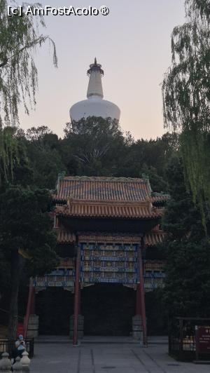 [P13] Un alt parc frumos, lipit de Jingshan Park, este Parcul Beihai, care se intinde pe o suprafata de 690.000 de metri patrati, inclusiv 390.000 de metri patrati luciu de apa. » foto by geani anto
 - 
<span class="allrVoted glyphicon glyphicon-heart hidden" id="av1488371"></span>
<a class="m-l-10 hidden" id="sv1488371" onclick="voting_Foto_DelVot(,1488371,6234)" role="button">șterge vot <span class="glyphicon glyphicon-remove"></span></a>
<a id="v91488371" class=" c-red"  onclick="voting_Foto_SetVot(1488371)" role="button"><span class="glyphicon glyphicon-heart-empty"></span> <b>LIKE</b> = Votează poza</a> <img class="hidden"  id="f1488371W9" src="/imagini/loader.gif" border="0" /><span class="AjErrMes hidden" id="e1488371ErM"></span>