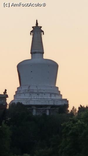 [P15] Parcul Beihai a fost construit initial in dinastia Liao si reconstruit in urmatoarele dinastii, inclusiv Jin, Yuan, Ming si Qing. In 1925 a fost deschis pentru prima data publicului.
In mijlocul lacului si al parcului se intinde Insula de Jad, care are un deal in varful caruia se afla impozanta Dagoba Alba, in stil tibetan. Imparatul Shunzhi, primul imparat al dinastiei Qing a fost de acord sa construiasca o astfel de dagoba tibetana,  la sugestia unui faimos lama tibetan, pentru a-si arata credinta in budism si dorinta de unificare intre diferitele grupuri etnice chineze. Dagoba Alba a fost distrusa de cutremure si reconstruita de 2 ori. » foto by geani anto
 - 
<span class="allrVoted glyphicon glyphicon-heart hidden" id="av1488373"></span>
<a class="m-l-10 hidden" id="sv1488373" onclick="voting_Foto_DelVot(,1488373,6234)" role="button">șterge vot <span class="glyphicon glyphicon-remove"></span></a>
<a id="v91488373" class=" c-red"  onclick="voting_Foto_SetVot(1488373)" role="button"><span class="glyphicon glyphicon-heart-empty"></span> <b>LIKE</b> = Votează poza</a> <img class="hidden"  id="f1488373W9" src="/imagini/loader.gif" border="0" /><span class="AjErrMes hidden" id="e1488373ErM"></span>