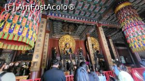[P13] La nord de Poarta Yonghe se afla Palatul Yongyou (Sala Armoniei si Pacii), palatul principal din templu. Sala a fost initial locuinta imparatului Yongzheng, inainte de a fi incoronat. Cand a murit, sicriul sau a fost asezat aici. Acum, in interior se afla 3 statui din bronz ale lui Budha, care sunt trecutul, prezentul si viitorul lui Budha. » foto by geani anto
 - 
<span class="allrVoted glyphicon glyphicon-heart hidden" id="av1491816"></span>
<a class="m-l-10 hidden" id="sv1491816" onclick="voting_Foto_DelVot(,1491816,6234)" role="button">șterge vot <span class="glyphicon glyphicon-remove"></span></a>
<a id="v91491816" class=" c-red"  onclick="voting_Foto_SetVot(1491816)" role="button"><span class="glyphicon glyphicon-heart-empty"></span> <b>LIKE</b> = Votează poza</a> <img class="hidden"  id="f1491816W9" src="/imagini/loader.gif" border="0" /><span class="AjErrMes hidden" id="e1491816ErM"></span>