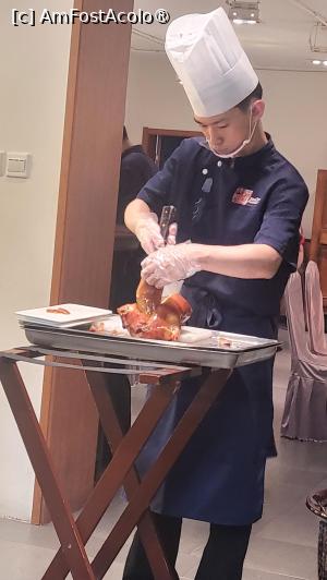 [P34] Prepararea ratei Pekin este un proces minutios, primul pas fiind umflarea ratei cu aer, separandu-i pielea de grasime. Apoi, rata este fiarta si uscata inainte de a fi suspendata si prajita intr-un cuptor cu flacara deschisa. Cand este gata, pielea ratei va fi de culoare brun-roscata stralucitoare.
Bucatarul a adus rata prajita pe tava si a taiat fiecare bucata de carne, in fata noastra. Fiecare felie a fost asezata frumos pe farfurie, de parca fiecare bucata avea locul ei. » foto by geani anto
 - 
<span class="allrVoted glyphicon glyphicon-heart hidden" id="av1491837"></span>
<a class="m-l-10 hidden" id="sv1491837" onclick="voting_Foto_DelVot(,1491837,6234)" role="button">șterge vot <span class="glyphicon glyphicon-remove"></span></a>
<a id="v91491837" class=" c-red"  onclick="voting_Foto_SetVot(1491837)" role="button"><span class="glyphicon glyphicon-heart-empty"></span> <b>LIKE</b> = Votează poza</a> <img class="hidden"  id="f1491837W9" src="/imagini/loader.gif" border="0" /><span class="AjErrMes hidden" id="e1491837ErM"></span>