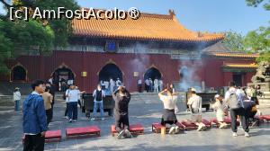 [P07] Vizitatorii primesc un manunchi de bete si sunt incurajati sa la arda la fata locului pentru a se inchina lui Buddha. » foto by geani anto
 - 
<span class="allrVoted glyphicon glyphicon-heart hidden" id="av1491810"></span>
<a class="m-l-10 hidden" id="sv1491810" onclick="voting_Foto_DelVot(,1491810,6234)" role="button">șterge vot <span class="glyphicon glyphicon-remove"></span></a>
<a id="v91491810" class=" c-red"  onclick="voting_Foto_SetVot(1491810)" role="button"><span class="glyphicon glyphicon-heart-empty"></span> <b>LIKE</b> = Votează poza</a> <img class="hidden"  id="f1491810W9" src="/imagini/loader.gif" border="0" /><span class="AjErrMes hidden" id="e1491810ErM"></span>