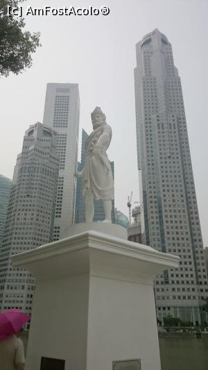 P02 [NOV-2019] Statuia lui Sang Nila Utama, asezata pe malul raului Singapore, cu ocazia bicentenarului. 